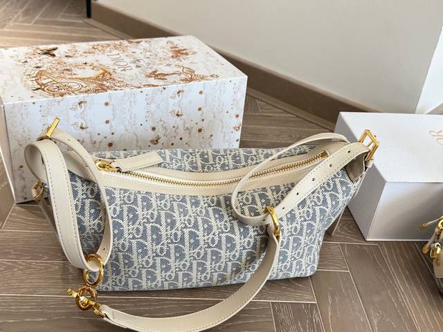 Dior老花便当包潇洒随性又松弛感满满 诠释时尚新姿态，造型潇洒随性，不经意间流露松弛感。换上露肩上衣与黑裙，又添几分优雅俏皮。搭配 Dior D-Journe