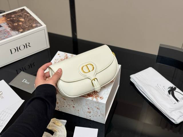 配折叠盒飞机盒 尺寸: 21.12Cm 迪奥一如即往的简单高级 老花Bobby腋下包出货 肩带调节 斜挎腋下都Ok 既时髦又可爱