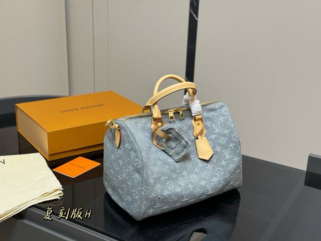 配折叠盒飞机盒 尺寸：30Cm Lv Keepall 新品枕头包 原版配牛皮 简直长在我的心头。 男女同款！！！！ 男盆友的新包