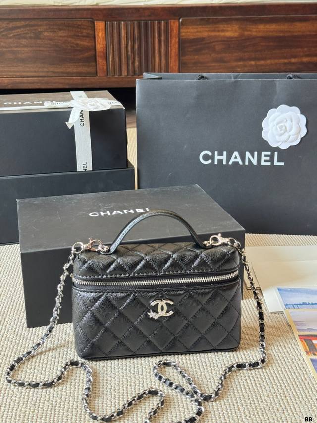 Chanel香奈儿｜ 25P新款银色星星小C扣Lp饭盒包白色好可爱啊 看习惯了Lp黑色饭盒包，换成了纯白色饭盒包这也太适合夏天了呀 简单大方的设计，显得很百搭哇