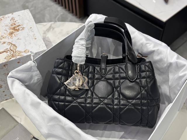 配盒 升级版 Size 24*15Cm D家 超火的Toujours 购物袋 个人觉得 包型真的很耐看！ 又休闲 又优雅！ 现在它很火哦！ 中号 Size 大小