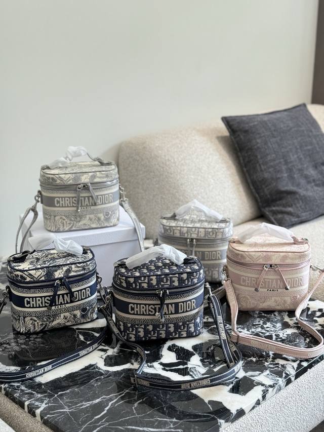 Dior迪奥刺绣化妆包 今天给大家推荐的是--款自用的目迪奥Dior化妆包Or手拎包。 还是延续了目迪奥Dior最近常用的设计风格子黑老花花纹。给人带来的是一种
