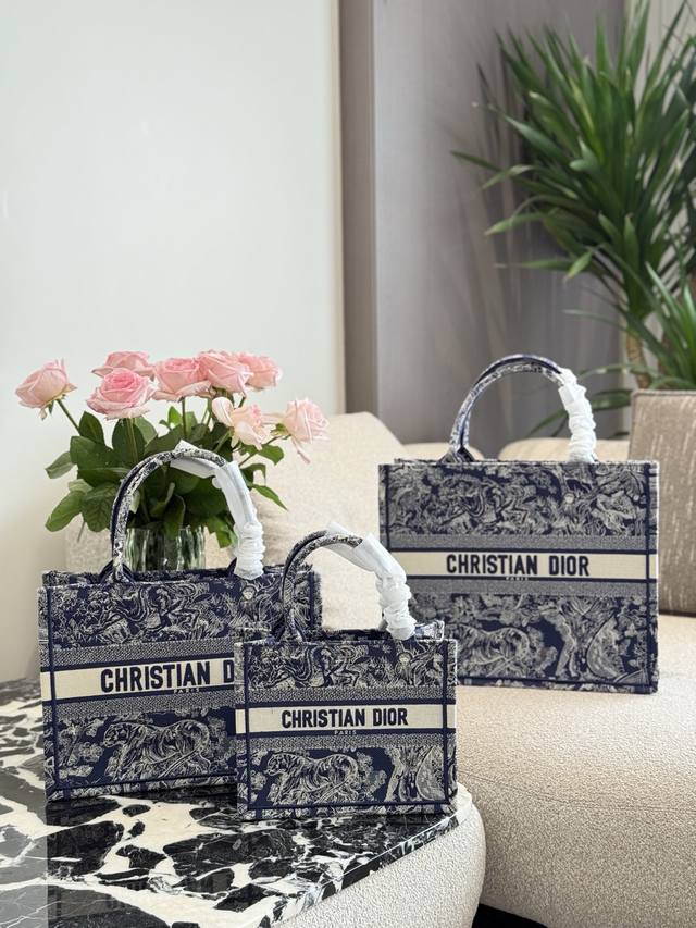 配盒配丝巾 迪奥原单Dior托特 托特包是Dior包包中辨识度最高的,老花和刺绣都非常经典耐看。容量大自重轻,日常通勤.上班出差旅行都很方便。 Booktote 配盒配丝巾 迪奥原单Dior托特 托特包是Dior包包中辨识度最高的,老花和刺绣都非常经典耐看。容量大自重轻,日常通勤.上班出差旅行都很方便。 Booktote