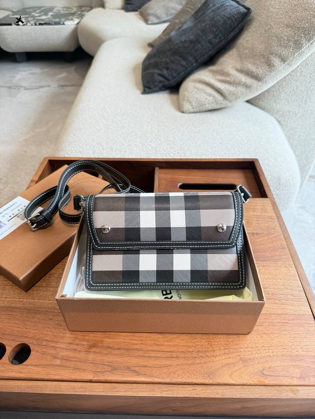 巴宝莉 格纹斜挎包包19Cm配盒子 巴宝莉 格纹斜挎包包19Cm配盒子