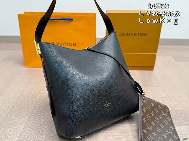 折叠盒 Lv 秋冬新款Low Key 时尚届的新宠，确实也太能装了啊 男生背着也不违和，想买Hobo的姐妹，可以入手Lowkey！！尺寸32 32