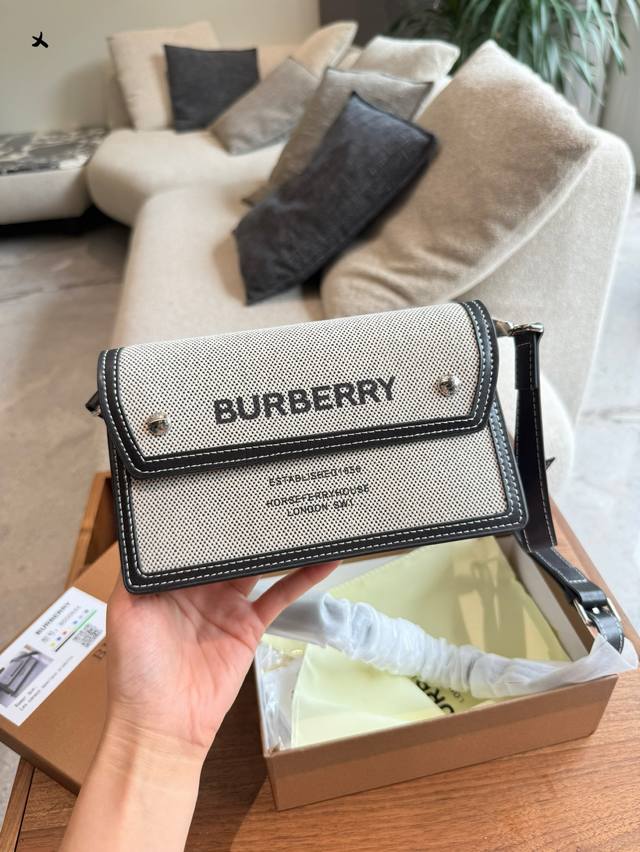 黑色牛仔别样风格Burberry邮差包 黑色牛仔和帆布的结合 Burberry有时候也很好看 黑色牛仔别样风格Burberry邮差包 黑色牛仔和帆布的结合 Burberry有时候也很好看