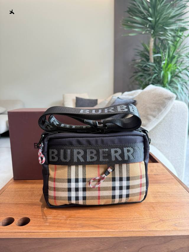 Burberry相机包不论是日常出行,游玩这款相机包的容量都足够大让好多宝宝尖叫,超级实用的一款,尺寸:21×10×15.5Cm Burberry相机包不论是日常出行,游玩这款相机包的容量都足够大让好多宝宝尖叫,超级实用的一款,尺寸:21×10×15.5Cm