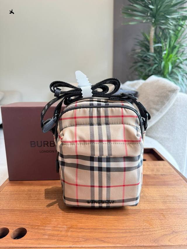 巴宝莉的包,虽然说或多或少有点万花丛中一点红,但是背起来也是清爽的,清是真的清,巴宝莉Burberry 是一家英国奢侈时尚品牌,创立于 1856 年,创始人为年 巴宝莉的包,虽然说或多或少有点万花丛中一点红,但是背起来也是清爽的,清是真的清,巴宝莉Burberry 是一家英国奢侈时尚品牌,创立于 1856 年,创始人为年