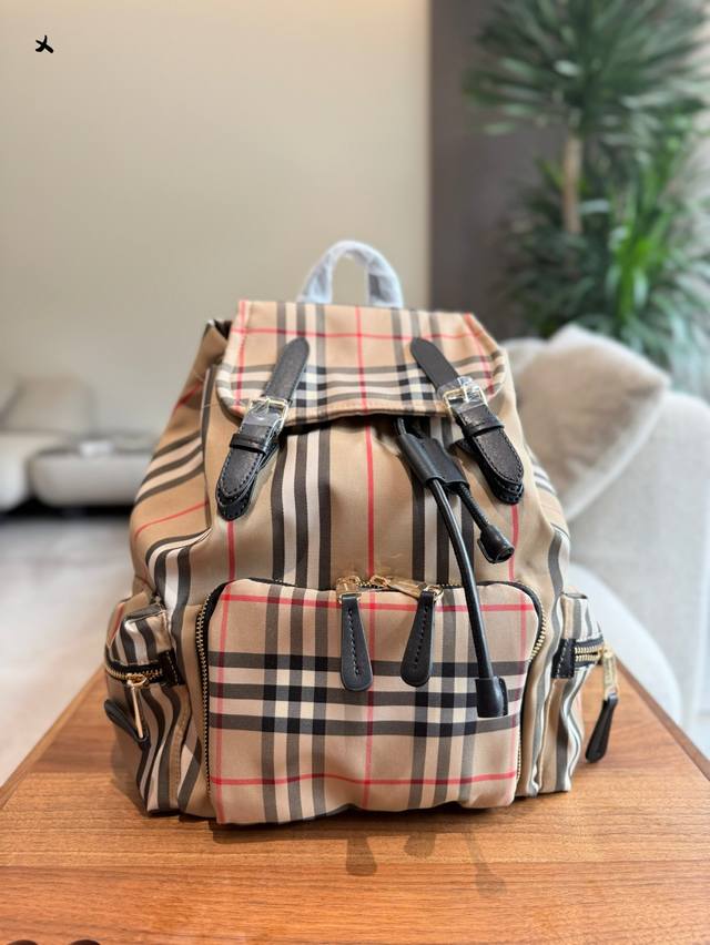 Burberry经典战马格纹双肩包,降落伞布材质,背部网眼透气设计,自重轻容量也不错,内里干净,喜欢的滴滴 #巴宝莉 #巴宝莉包包 30×32 Burberry经典战马格纹双肩包,降落伞布材质,背部网眼透气设计,自重轻容量也不错,内里干净,喜欢的滴滴 #巴宝莉 #巴宝莉包包 30×32