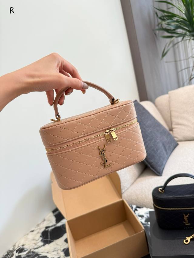 谁懂啊！对Ysl小羊皮化妆盒包毫无抵抗 进口小羊皮制作，不管是包型还是皮料质感都非常Nice！带一根可拆开调长肩带，手拎斜挎单肩都可以，四季通用！上身自带大牌时