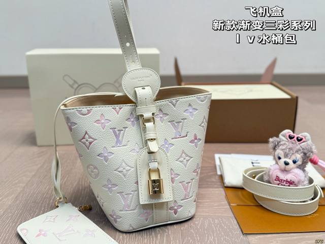 飞机盒 新款渐变三彩系列 25Allinbb水桶包 Lv出新款啦，饱满精致的小福袋 配长肩带，手提，可斜挎 质感五金搭配设计 太绝了 空间超可 可谓是小包中的战