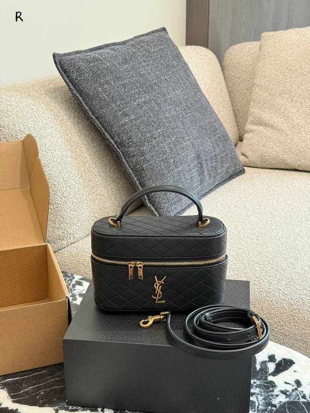 谁懂啊！对Ysl小羊皮化妆盒包毫无抵抗 进口小羊皮制作，不管是包型还是皮料质感都非常Nice！带一根可拆开调长肩带，手拎斜挎单肩都可以，四季通用！上身自带大牌时