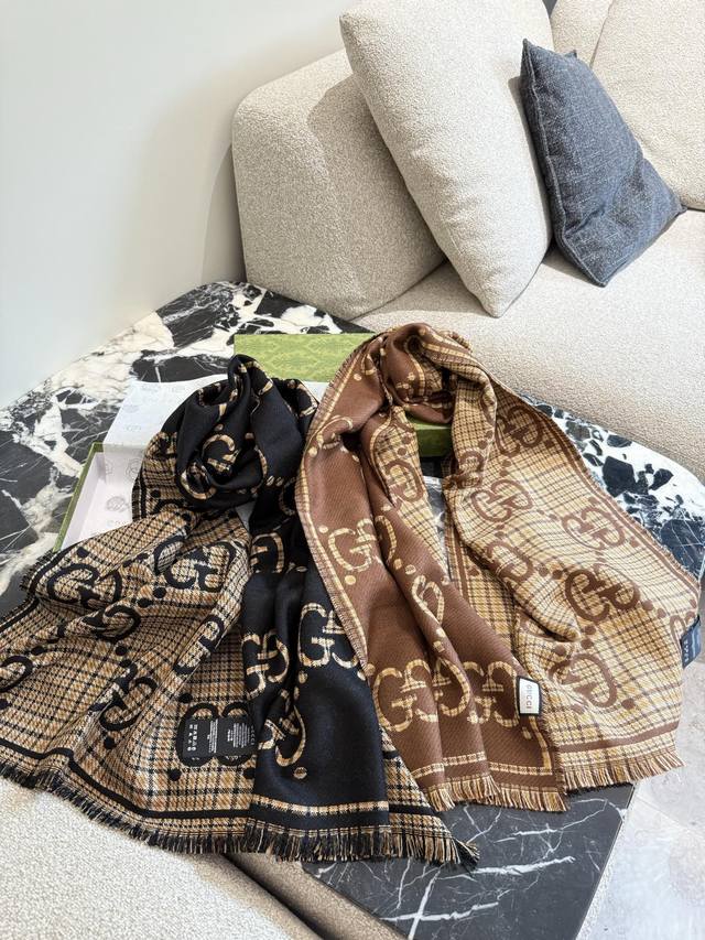 顶级原单 Gucci 根本买不到的格纹围巾Gucci这条大爆教款围巾真的是史诗级难买的程度去年一整个冬天在专柜连一条影子都没有见到 Gucci的经典大Logo