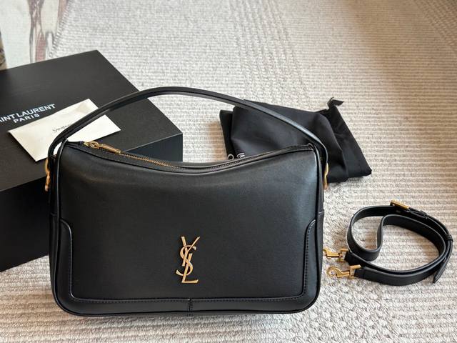 Ysl Camera Supple Bag_饭盒包 这款手袋是一款宽敞的肩包，带有牛皮革底座和柔软的包身。采用纳帕牛皮革制成，拉链封口，设计感满满的吊床造型，肩