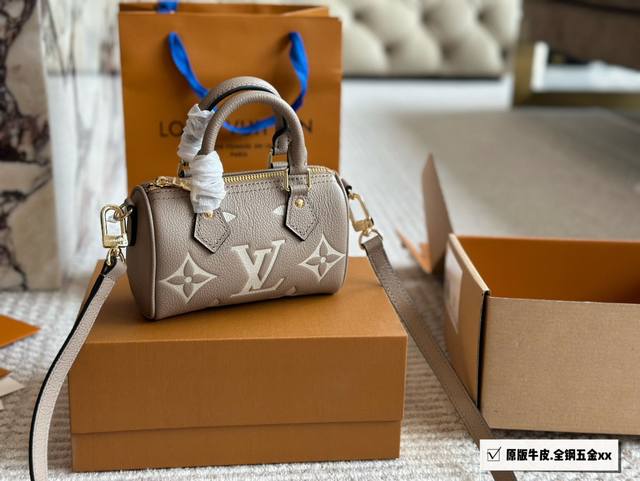 原版牛皮 全钢五金 迷你Speedy+ +奶呼呼的可爱到心坎~ Speedynano~小巧之中透露出无与伦比的高级感~纯黑色的包面与Lv白色大印花完美结合,为这 原版牛皮 全钢五金 迷你Speedy+ +奶呼呼的可爱到心坎~ Speedynano~小巧之中透露出无与伦比的高级感~纯黑色的包面与Lv白色大印花完美结合,为这