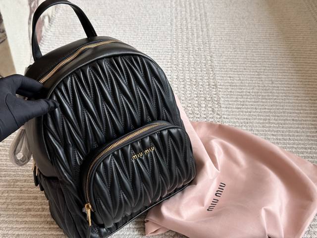 张元英同款Miumiu双肩包太可爱了吧 这款Miumiu双肩包太好看了M张元英不愧是行走的种草机 28×30