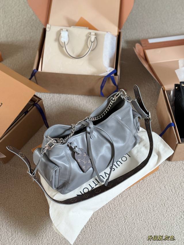 配盒 升级版 Size：33*23*15Cm Carryall灰武士 秋冬怎么能少了灰色系 逃过老花Carryall绝逃不过鲨鱼灰Carryall 牛皮材质，超