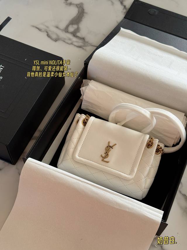 配盒 Size:17*12Cm Ysl Mini Nolita手袋 精致、可爱还很能装~ 背他真的是温柔小仙女本仙了 搜索杨树林洛丽塔 配盒 Size:17*12Cm Ysl Mini Nolita手袋 精致、可爱还很能装~ 背他真的是温柔小仙女本仙了 搜索杨树林洛丽塔