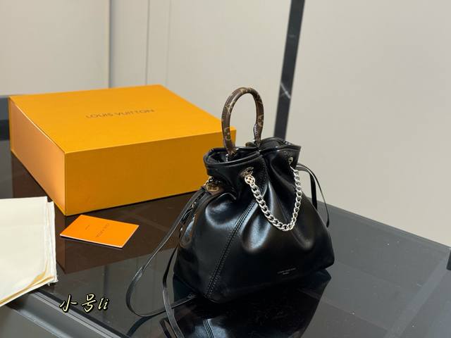 配盒 Lv8月新品 Off Duty双肩包 质感超好呀 摸起来也是软软的 背起来很轻便呦 最近爱上了松弛感十足的大包哎～ 尺寸:24.23Cm