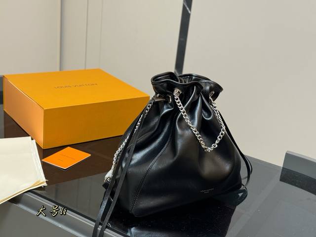 配盒 Lv8月新品 Off Duty下班包 质感超好呀 摸起来也是软软的 背起来很轻便呦 最近爱上了松弛感十足的大包哎~ 尺寸:32.34Cm 配盒 Lv8月新品 Off Duty下班包 质感超好呀 摸起来也是软软的 背起来很轻便呦 最近爱上了松弛感十足的大包哎~ 尺寸:32.34Cm