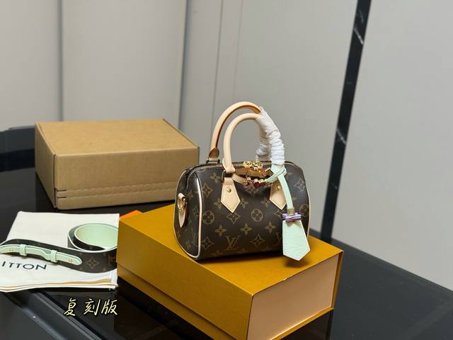 新款 配折叠盒飞机盒 Size：18Cm Lv Speedy Nano 代购渠道 台湾客定材质 肩带可以拆卸！