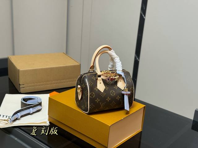 新款 配折叠盒飞机盒 Size：18Cm Lv Speedy Nano 代购渠道 台湾客定材质 肩带可以拆卸！