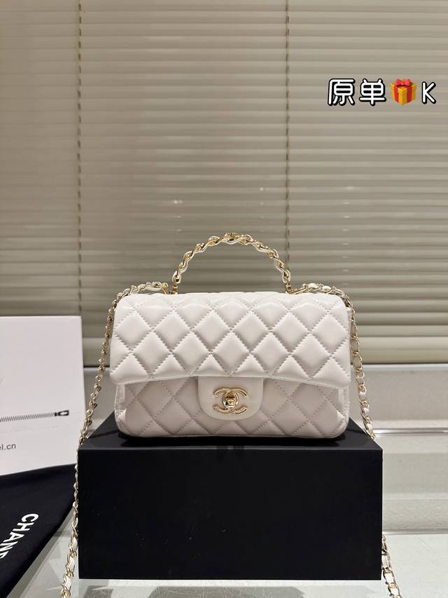 Chanel带手柄Mini Cf Chanel新出的款，带手柄的Minicf,羊皮是Mini Cf, 多了个手柄真的觉得完美，除了斜挎和单肩背，多了个手提背法，