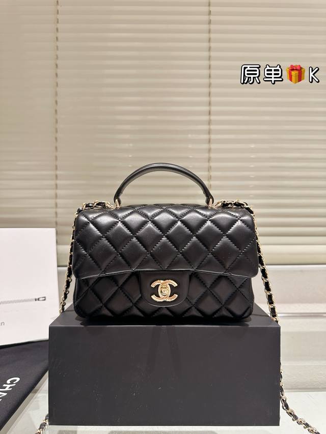 Chanel带手柄Mini Cf Chanel新出的款，带手柄的Minicf,羊皮是Mini Cf, 多了个手柄真的觉得完美，除了斜挎和单肩背，多了个手提背法，