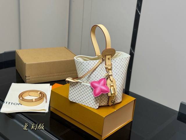 配折叠盒飞机盒 Lv中古包又一位当红炸子鸡来咯 一只看似中古中矩却又有点标新立异的包。 水桶包 配零钱包 尺寸:18.17Cm