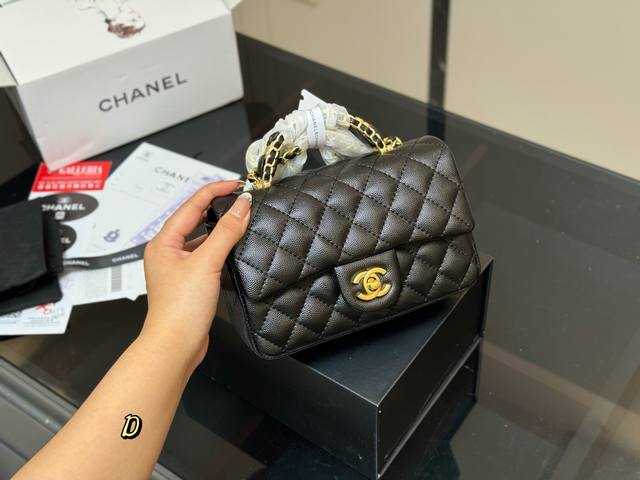 折叠盒飞机盒 Size:20*12Cm 香奈儿Mini Cf Handle 无论搭配还是容量都是没得说, 真的太可爱了! 手提的Cf! 折叠盒飞机盒 Size:20*12Cm 香奈儿Mini Cf Handle 无论搭配还是容量都是没得说, 真的太可爱了! 手提的Cf!