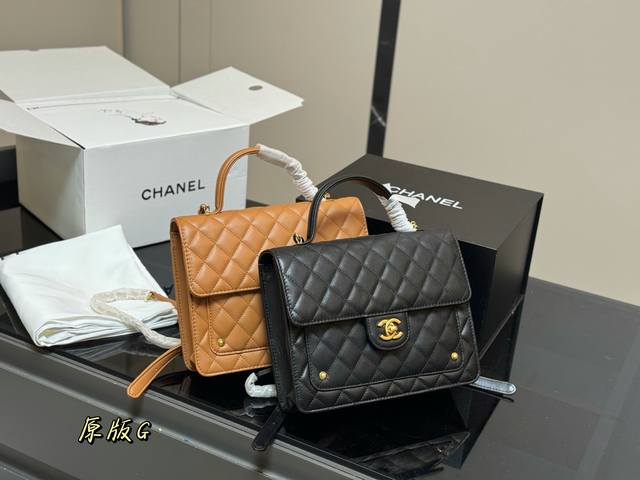 无盒 Size：18*23Cm 香奈儿 25B双肩包 包包质感超好！ 高级纹！ 本季最可爱的双肩包 单肩 双肩手提