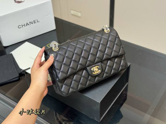 配折叠盒飞机盒 Size:25Cm 香奈儿 Cf我们一直很用心在做 秒杀其他市面上的货 顶级原单鱼子酱 很舒服的一种！ 不管您是谁 稳稳Hold住哦 四季必备单