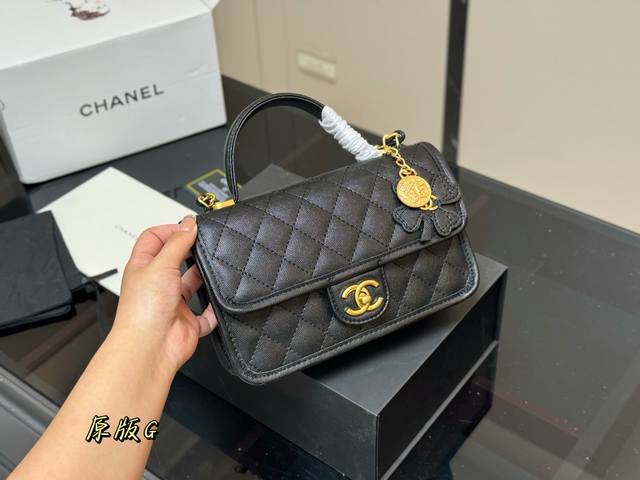 无盒 Size：25*15Cm 香奈儿 邮差包25B 新一季的Chanel25B 复古邮差包～ 方方正正有個小吊牌、小手柄、链条肩带！ 非常热腾腾的豆腐邮差