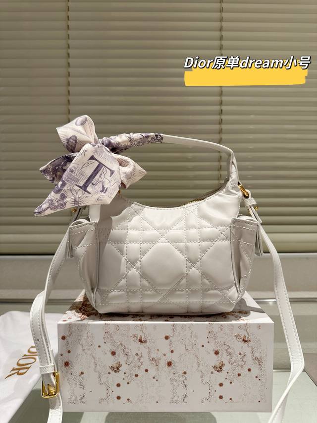 复刻版 迪奥新款烧麦包 方方正正的小烧麦包 比土著包更加秀气一些呢 日常出街容量也完全够用呀 16 13Cm 配盒子