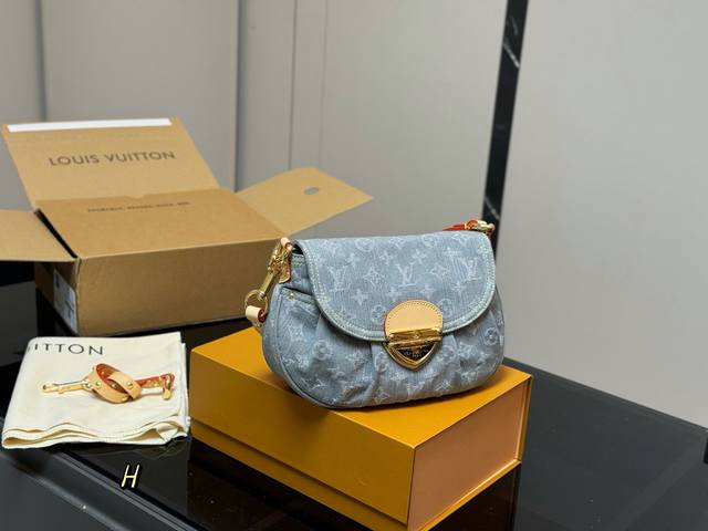 配折叠盒飞机盒 Lv 丹宁系列元宝包 相当小巧所以搭配中尽品时尚靓丽迷人气质 小身材的迷你包就是这么任性 尺寸:23.17Cm 配折叠盒飞机盒 Lv 丹宁系列元宝包 相当小巧所以搭配中尽品时尚靓丽迷人气质 小身材的迷你包就是这么任性 尺寸:23.17Cm