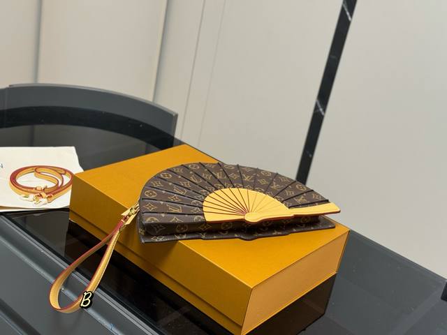 配折叠盒飞机盒 Lv ｜扇子包 Lv的扇子扇风会更凉快吗 你可以永远相信路易威登的秀款审美！！！ 从走秀的时候就爱上了这款扇子包 Samle到店后更是爱不释手