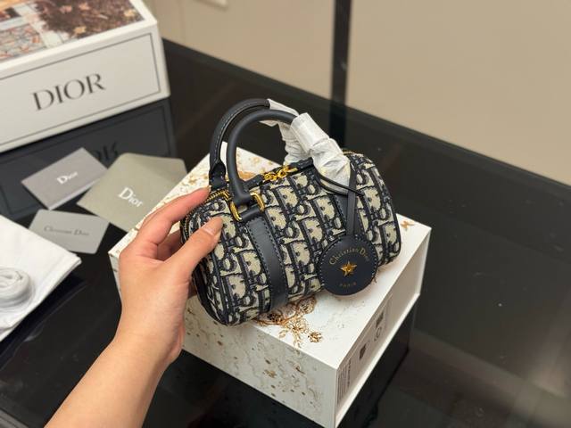 配折叠盒飞机盒 迪奥Dior 枕头包 迪奥顶级原单 经典又高级 尺寸:16Cm 很有质感 可盐可甜 上身绝美 无可比拟 是每个追求漂亮的女孩必入单品