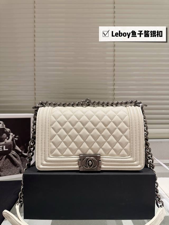 鱼子酱小牛皮 Chanel Leboy 迷你版的 23A Leboy 真的是精致可爱的到爆炸 这个迷你尺寸是从23S开始回归的 但是这一款23A还是荔枝纹牛皮萎