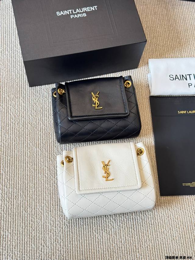 复刻版 羊皮 Ysl 圣罗兰｜Nolita Monogram Nolita手袋，前翻盖饰以金属联结Ysi字母标志，饰菱形纹绗缝包缝，搭配链条和皮革 背带，可以两