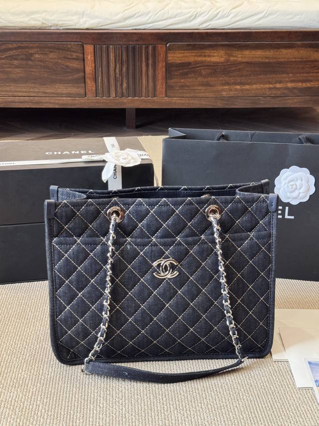 原版布 Chanel牛仔外缝线托特包 牛仔沙滩根本爱不完 可以手提 单肩！ 容量很棒！ 包型很棒！ 小号尺寸！外缝线牛仔宽 通勤日常没负担！ 尺寸 35 25C