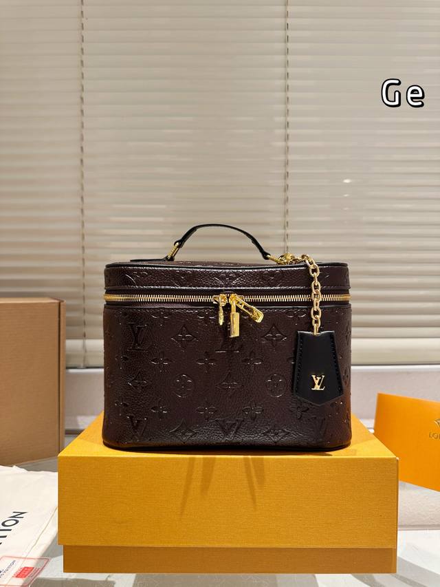 牛皮版本 Lv路易威登｜化妆包Nice Lv这一季的化妆包颇受时尚界的青睐 看到第一眼就种草了！！ 造型很硬核 但空间很实用~ 走在路上就是一道行走的风景线啊。