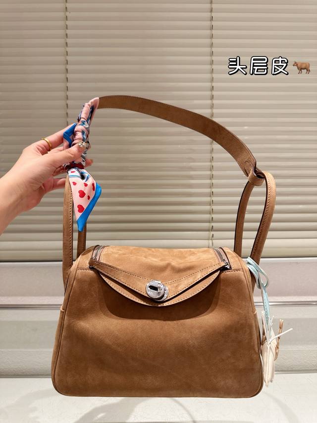 复刻版 麂皮 Hermes 单肩包 麂皮琳迪包 爱马仕 Lindy琳迪包 头层牛皮 休闲范儿十足 带着点松弛感软软呼呼的 平时喜欢休闲随性穿搭的姐妹可买一款包型