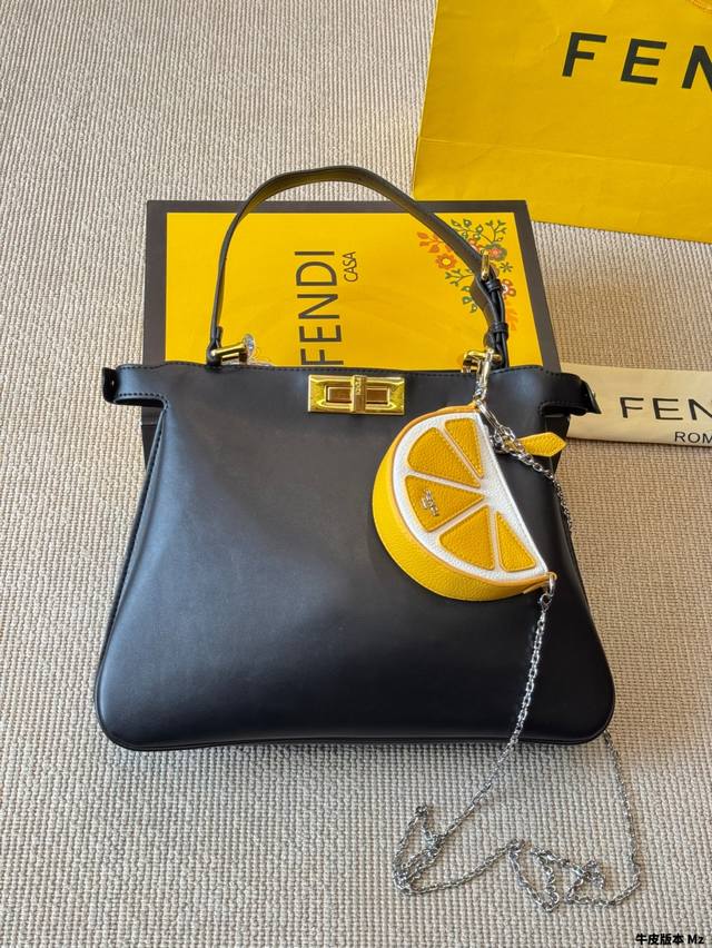 牛皮版本 Fendi Peekaboo Soft 高智感拉満 黑金搭配 质感拉满 时尚托特包头皮黑色大容量单肩轻奢高级感真皮 两侧缀以经典扭锁。雪尼尔村里，两个