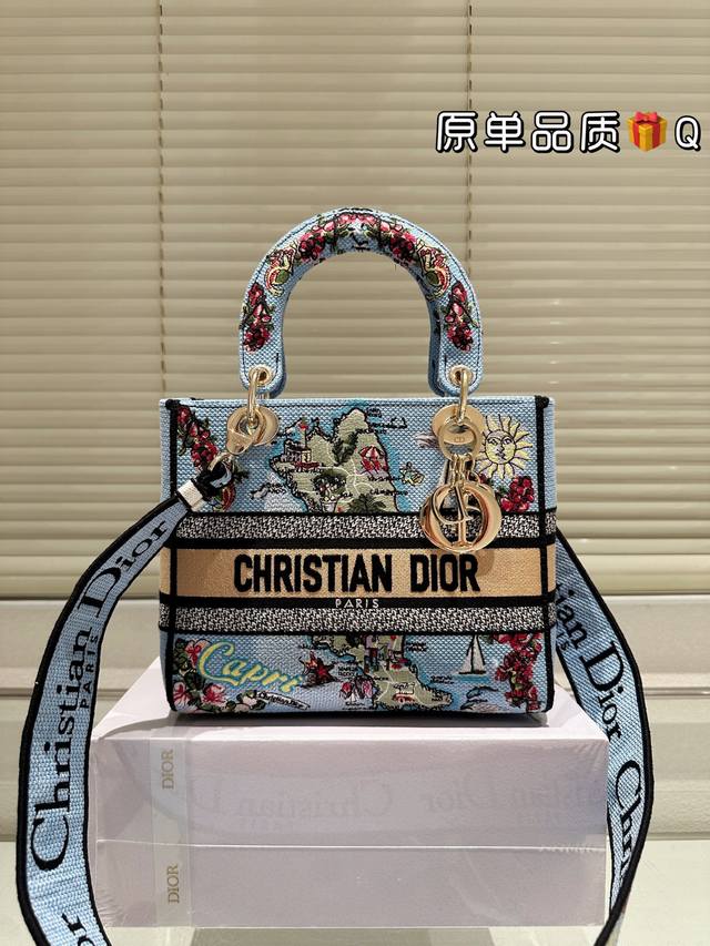 复刻版 原版布 Dior Lady D-Lite刺绣包明星同款 刺绣戴妃配斜挎带 D家最具有代表性的包包,拥有众多的粉丝~D家 Lady D-Lite～诞生于2