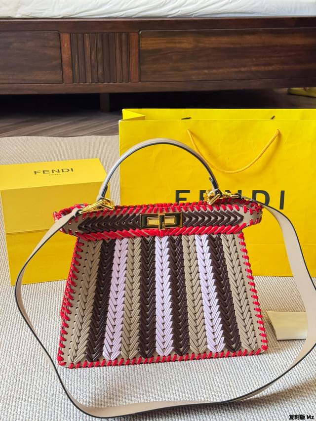 复刻版 Fendi 芬迪 经典款 Peekaboo Seeu 小号 Fendi 芬迪 2025夏季新款 Peekaboo Iseeu 编织 手提包 斜挎包 Fe