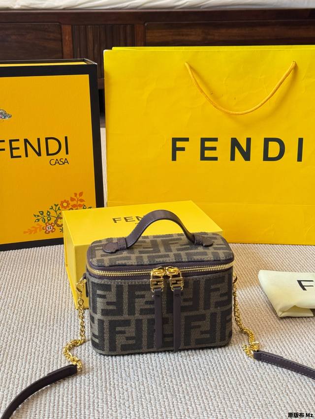 原版布 Fendi 芬迪｜Vanity 新款盒子包 被Fendi 这个小盒子拿捏住啦 经典老花+小金扣，精致感拉满 手提时髦，斜挎也超有范儿~ 装得下口红粉饼，