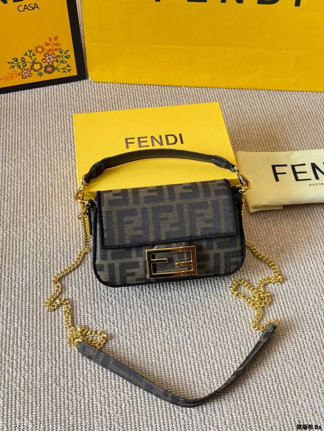 原版布 Fendi Mini法棍包的百搭法 Fendi Mini Baguette棕色布料手袋 经典的Ff老花帆布材质与金属配饰的碰撞营造法式随性 再搭配上Fe 原版布 Fendi Mini法棍包的百搭法 Fendi Mini Baguette棕色布料手袋 经典的Ff老花帆布材质与金属配饰的碰撞营造法式随性 再搭配上Fe