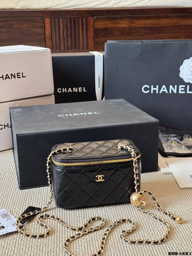复刻版 小羊皮 Chanel香奈儿｜21B金球长盒子 本来注意力在今年爆火的桃心包上 无意间瞄到了这只长盒子 竟意外的合胃口 很少买黑色包包的我已经被这只镂空的