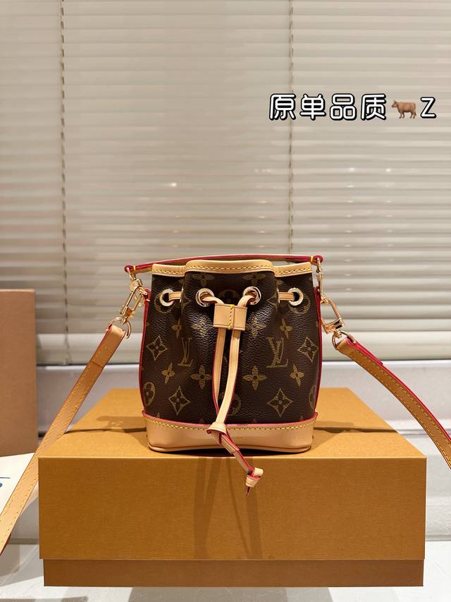 原单品质 Lv新款小水桶文Nano Noe 有没有觉得很眼熟，外观有点像小号Noe Bb呢4月1号_上新就一包难求，火不是没有道理的Haha~看 起来迷你，但比
