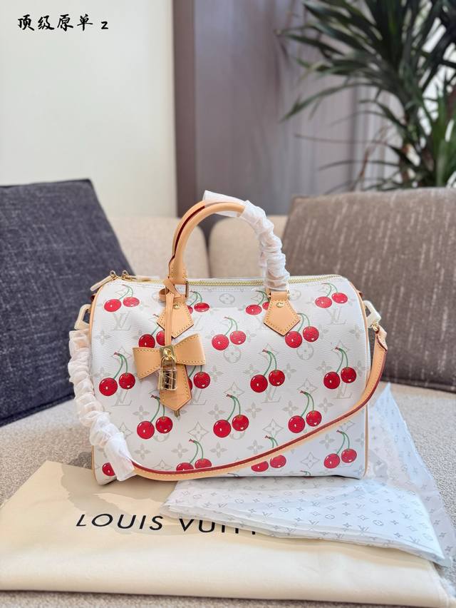 Lv X 村上隆第三波联名丨樱系列陆续到达！ 說實話，這波聯名實物還是牛仔刺繡櫻桃好看，每顆櫻桃號稱18小時完成，實物真的立體感很豐富，質感拉滿！其次是白櫻桃，